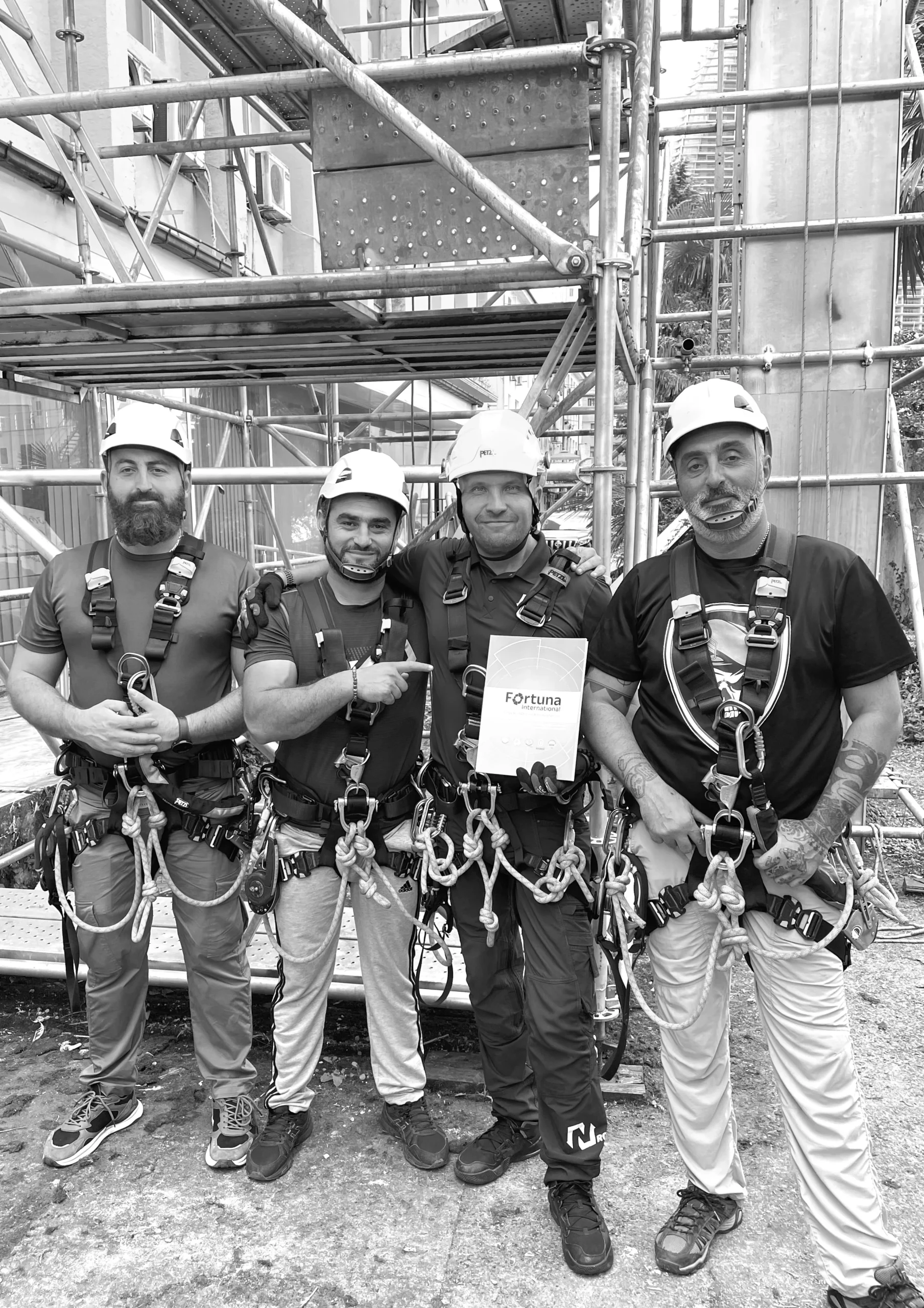 Mitarbeiter von Fortuna International beim Sicherheitstraining für Arbeiten in der Höhe in Batumi, Georgien